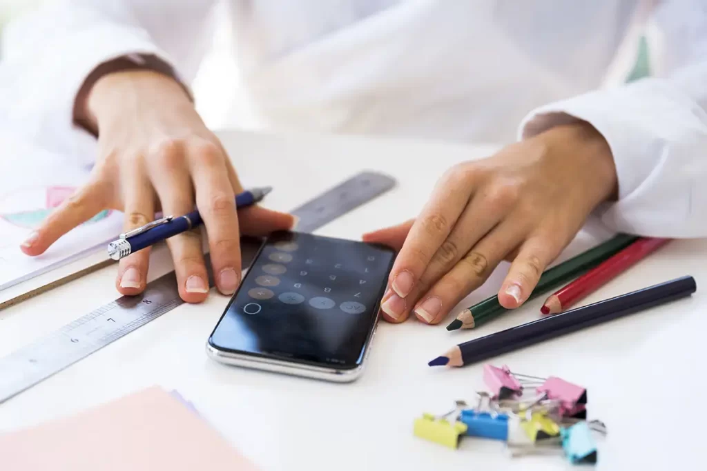 calculando-1024x683 Como definir seus preços como designer iniciante